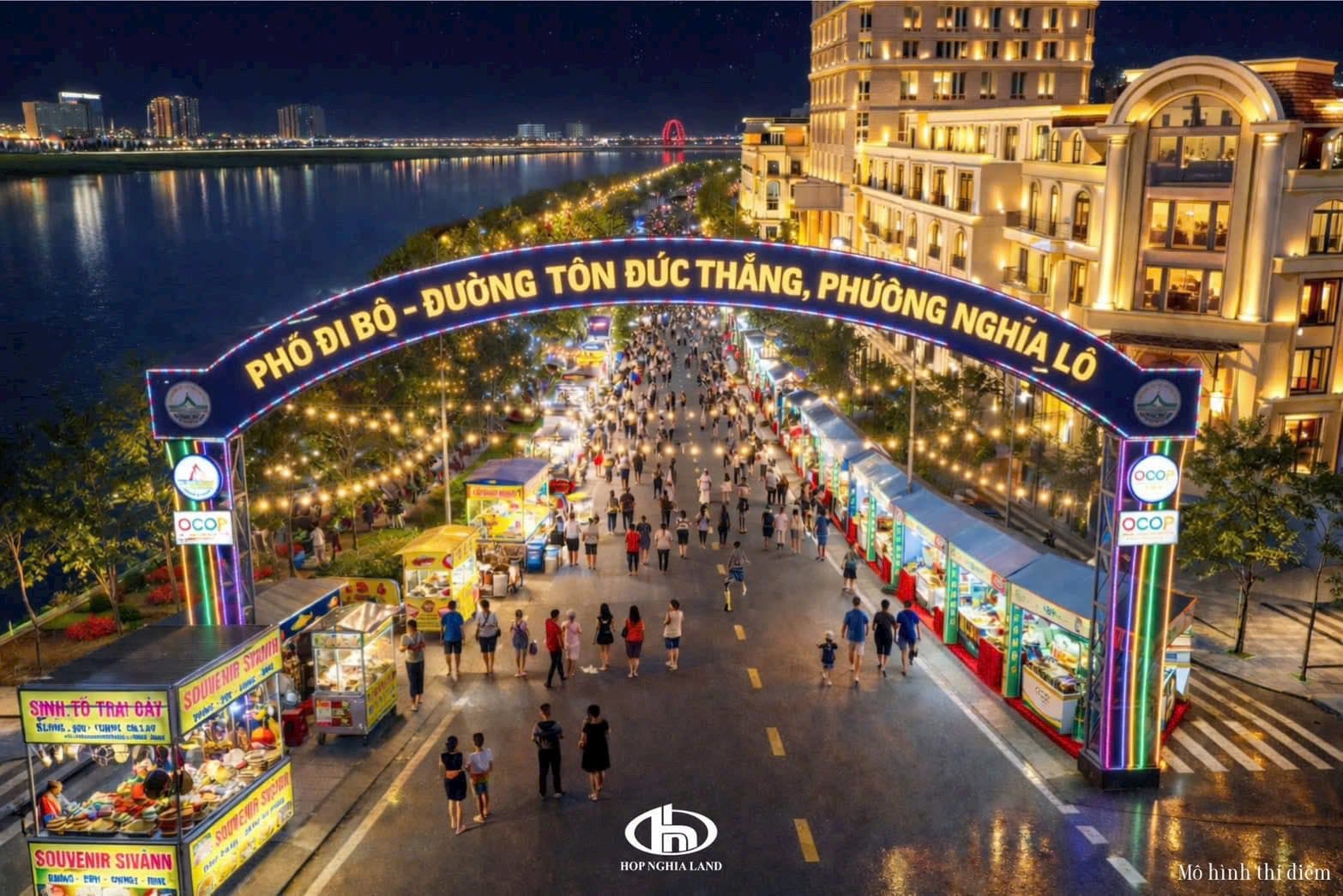 Phố đi bộ ban đêm rộng rãi, thoáng đãng với nhiều dịch vụ, hàng quán